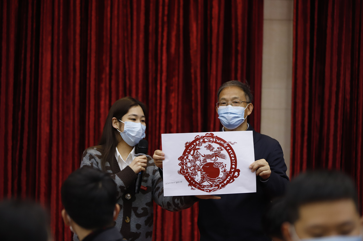 秀丽将留学生们一起制作的剪纸作品赠送给学校领导_副本.jpg
